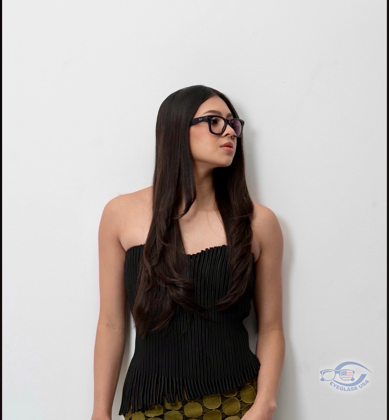 Customer wearing Ray-Ban Wayfarer frames
